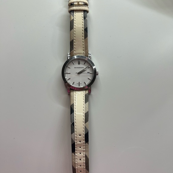 Burberry authentic plaid watch - Picture 2 of 7